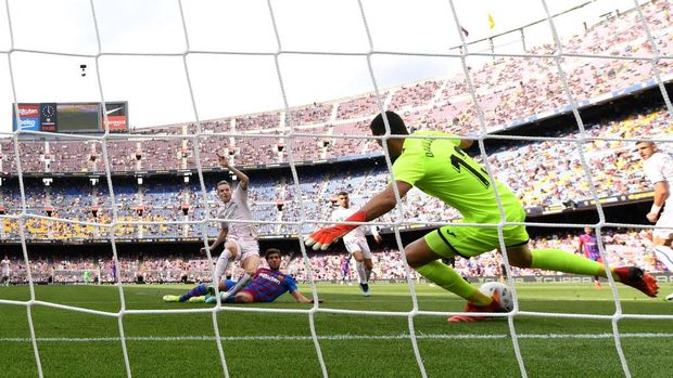 BARCELONA, SPAIN - AUGUST 29: Sergi Roberto of FC Barcelona scores their sides first goal past David Soria of Getafe CF  during the La Liga Santander match between FC Barcelona and Getafe CF at Camp Nou on August 29, 2021 in Barcelona, Spain. (Photo by David Ramos/Getty Images)