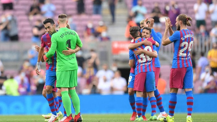 BARCELONA, SPAIN - AUGUST 29: Players of FC Barcelona celebrate following the La Liga Santander match between FC Barcelona and Getafe CF at Camp Nou on August 29, 2021 in Barcelona, Spain. (Photo by David Ramos/Getty Images)