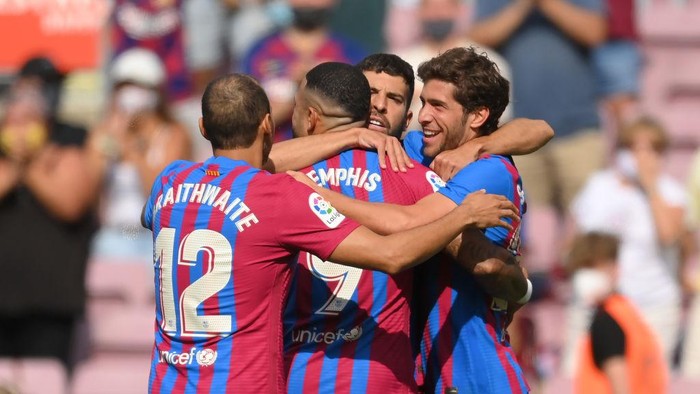 BARCELONA, SPAIN - AUGUST 29: Sergi Roberto of FC Barcelona celebrates after scoring their sides first goal with team mates Martin Braithwaite and Memphis Depay during the La Liga Santander match between FC Barcelona and Getafe CF at Camp Nou on August 29, 2021 in Barcelona, Spain. (Photo by David Ramos/Getty Images)