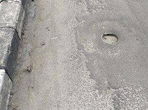 Sebagian Kecil Tiang Makan Badan Jalan di Ciputat Timur Mulai Dicabut