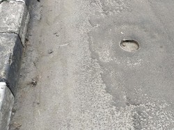 Sebagian Kecil Tiang Makan Badan Jalan di Ciputat Timur Mulai Dicabut