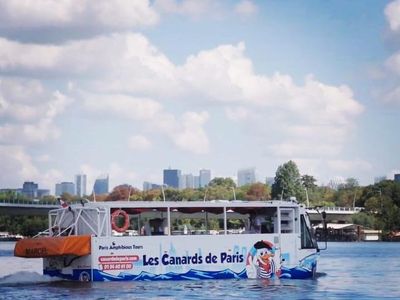 Bebek Paris, Bisa Jalan-Jalan di Kota dan Mengapung di Air