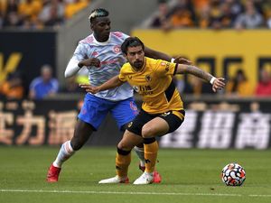 Paul Pogba Bantah Langgar Neves Sebelum Gol MU