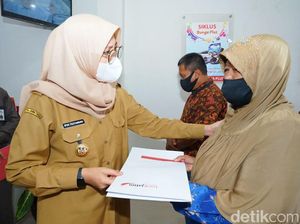Bupati Ipuk Salurkan Bantuan Pemprov untuk 5.000 Warga Banyuwangi