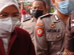 Bupati Probolinggo dan Suami yang Terjaring OTT Tiba di Gedung KPK