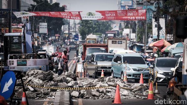 Ada Galian di Tengah Jalan, Ciputat Macet Banget Pagi Ini!