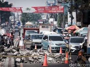 Ada Galian di Tengah Jalan, Ciputat Macet Banget Pagi Ini!