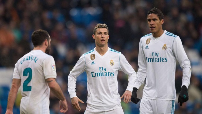 MADRID, SPAIN - JANUARY 13: Cristiano Ronaldo (centre) of Real Madrid gets ready for a corner kick with teammates Dani Carvajal and Rafael Varane during the La Liga match between Real Madrid and Villarreal at Estadio Santiago Bernabeu on January 13, 2018 in Madrid, Spain. (Photo by Denis Doyle/Getty Images)