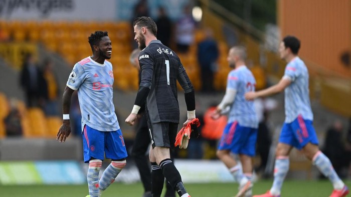 WOLVERHAMPTON, ENGLAND - AUGUST 29: Fred and David De Gea of Manchester United interact following the Premier League match between Wolverhampton Wanderers  and  Manchester United at Molineux on August 29, 2021 in Wolverhampton, England. (Photo by Shaun Botterill/Getty Images)