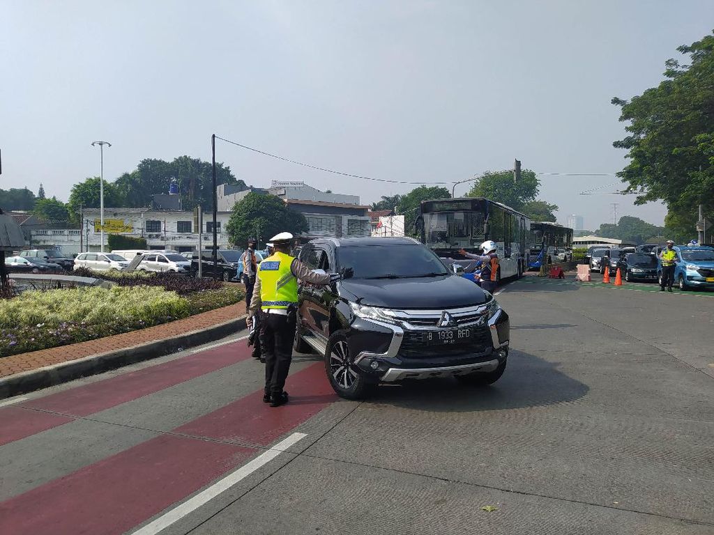 Mobil Pakai Pelat RF dan Rotator Arogan di Jalan, Polisi: STNK Dicabut!
