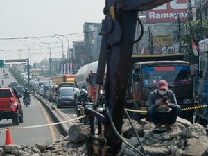 Ada Proyek Galian, Lalin Ciputat Macet Banget!