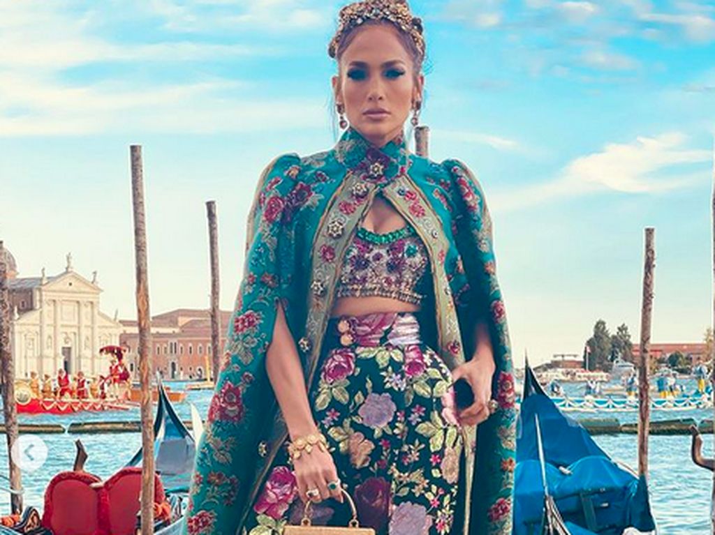 Jennifer Lopez Tampil Glamour dengan Jubah, Label Harganya Masih Menggantung