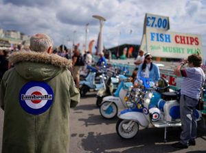 Ratusan Geng Vespa dan Lambretta Menyemut di Inggris