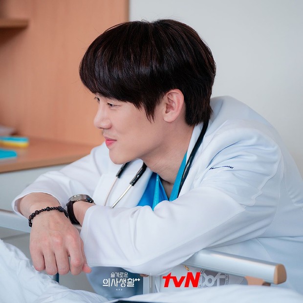Karakter Ahn Jeong Won di drama Korea Hospital Playlist