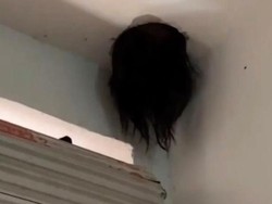 Viral Video Kepala Wanita Tersangkut di Langit-langit Rumah, Bak Film Horror!