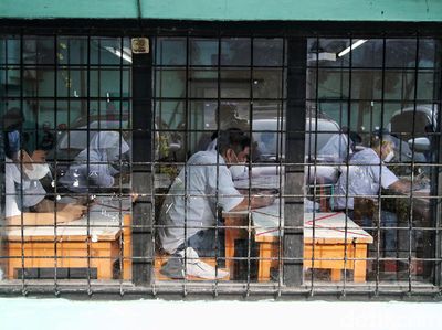 Ketika Mereka Melepas Kerinduan Belajar di Sekolah