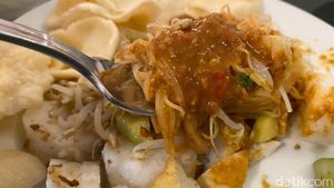 Wow! Kreasi Baru Makan Ketoprak Campur Shirataki dan Saus Samyang Pedas
