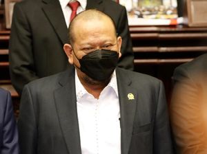 Ketua DPD Puji Nakes Naik Perahu 7 Jam demi Vaksin Warga Pulau Sakala