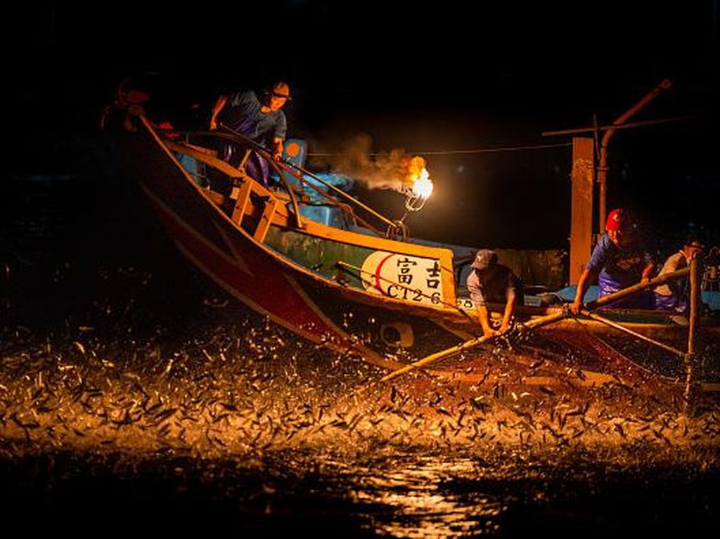 Kiat Nelayan Taiwan Tangkap Ikan dengan Obor
