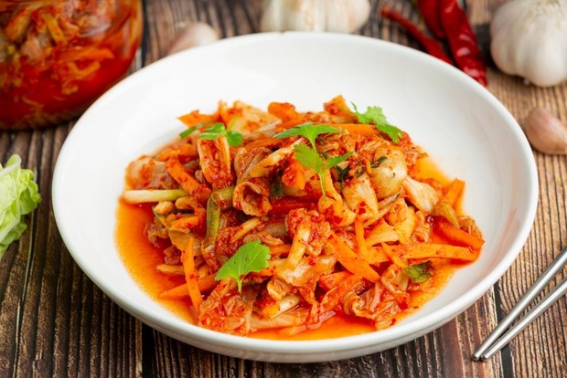 Salah satu bumbu yang digunakan dalam membuat Kimchi adalah bawang putih yang telah dihaluskan dan di campurkan dengan bumbu lainnya lalu dibalurkan ke semua bagian sawi.