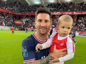 Messi Debut di PSG, Kiper Lawan Ajak Anaknya Minta Foto