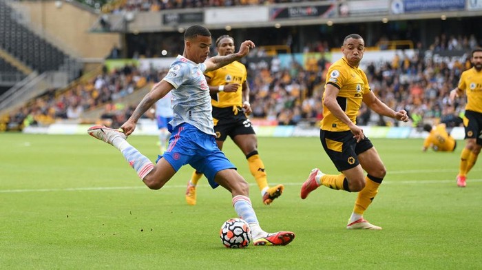 WOLVERHAMPTON, ENGLAND - AUGUST 29: Mason Greenwood of Manchester United scores their sides first goal  during the Premier League match between Wolverhampton Wanderers  and  Manchester United at Molineux on August 29, 2021 in Wolverhampton, England. (Photo by Michael Regan/Getty Images)