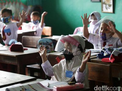Senangnya Siswa di Hari Pertama Sekolah Tatap Muka