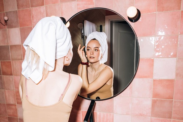 Membersihkan wajah dan menggunakan pelembab / foto : pexels.com/KoolShooters