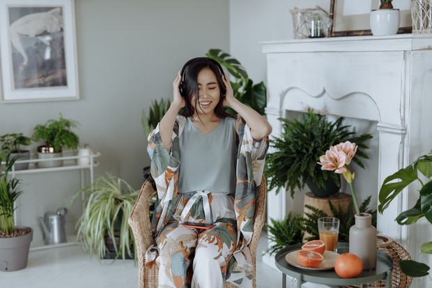 mendengarkan lagu galau ketika patah hati