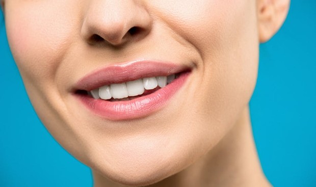 Menggunakan lipstick / foto : pexels.com/ShinyDiamond