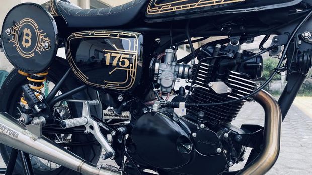 Modifikasi Kawasaki W175 Modifikasi Kawasaki W175 dari Speedking Garage dengan tema Bitcoin.