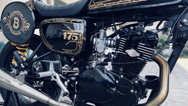 Modifikasi Kawasaki W175 dari Speedking Garage dengan tema Bitcoin.