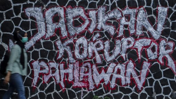 Mural Jadikan Koruptor Pahlawan Mejeng di Bandung