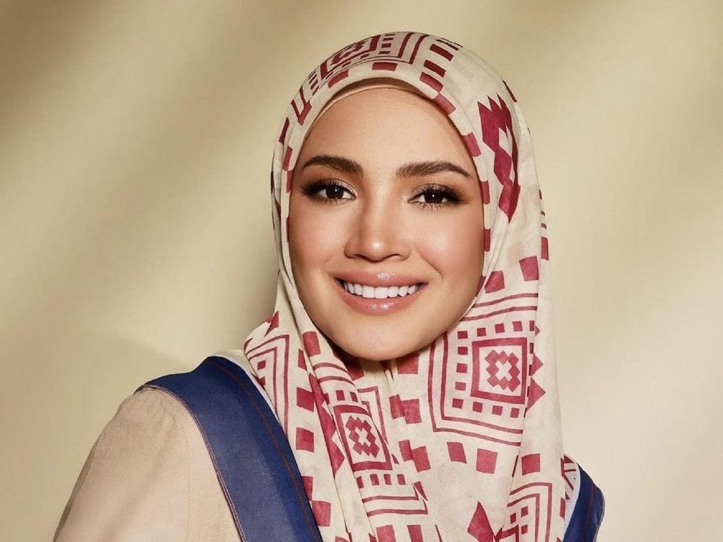 Artis Cantik Berhijab Ini Nangis 80 Ribu Hijab Jualannya Sold Out dalam 2 Jam