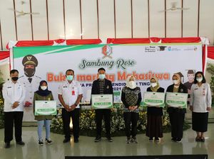 Bupati Bojonegoro Serahkan Beasiswa Pendidikan Bagi Mahasiswa