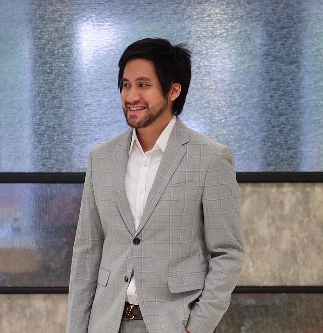 Kevin Aprilio sempat mengubah gaya rambutnya beberapa kali. Penampilan terbaru dan bedanya ini bikin pangling. Yuk intip!