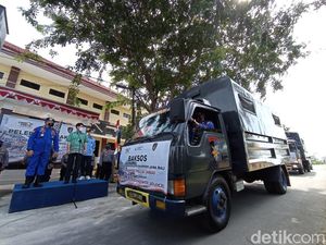 Polda Jabar Salurkan Bantuan Sembako ke Warga Pesisir Cirebon yang Isoman