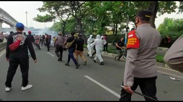 Polisi bubarkan massa pendukung HRS dengan tembakkan gas air mata (Zunita/detikcom)