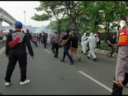 Kronologi Demo Ricuh Pendukung HRS di PT DKI hingga Dibubarkan Polisi