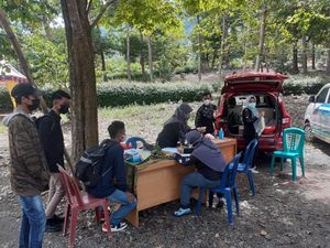 Asyik Masak di Taman Permana Kalsel, Wisatawan Dipulangkan Satgas COVID Asyik Masak di Taman Permana Kalsel, Wisatawan Dipulangkan Satgas COVID