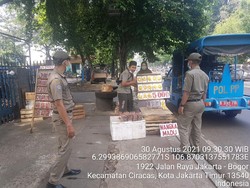 Pagi-Malam, Satpol PP Patroli Tertibkan PKL Trotoar Pasar Kramat Jati