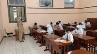7 Potret Siswa di SMPN 1 Kudus Sekolah Lagi, Belajar Serius hingga Vaksin