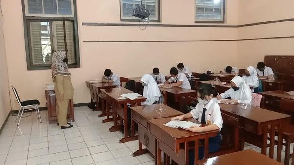 7 Potret Siswa di SMPN 1 Kudus Sekolah Lagi, Belajar Serius hingga Vaksin