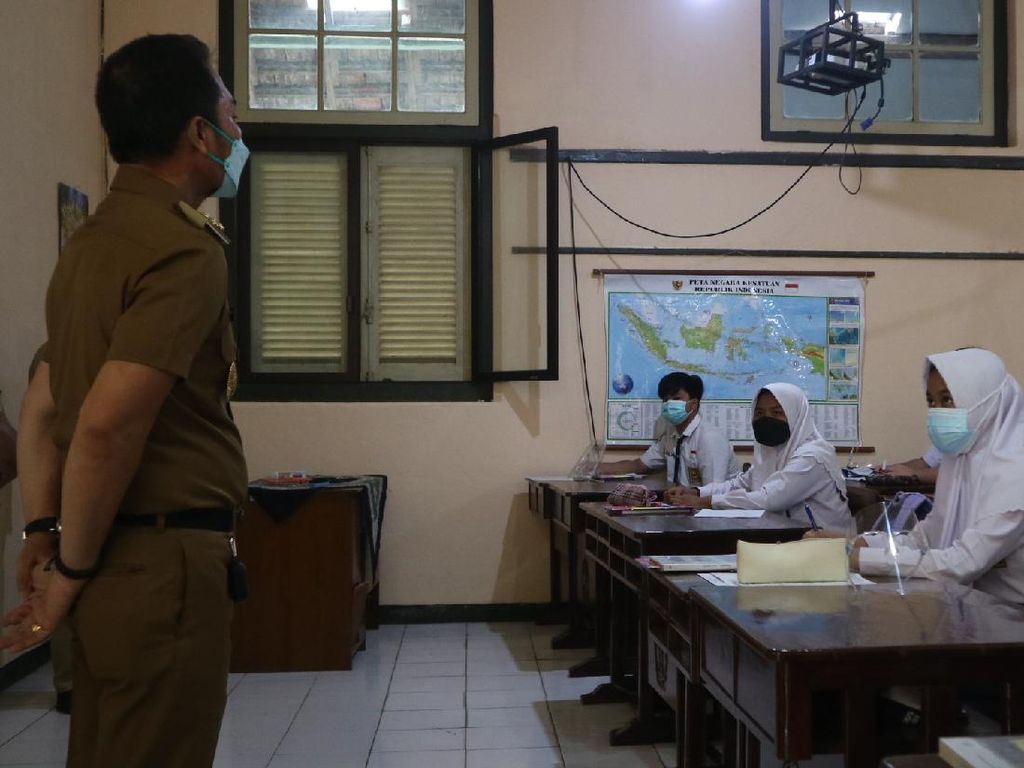Cerita PTM Siswa di Kudus: Setahun Lebih Daring, Seragam Kesempitan Cerita PTM Siswa di Kudus: Setahun Lebih Daring, Seragam Kesempitan