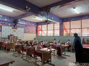 Suasana SDN 15 Cengkareng Barat di Hari Pertama Sekolah Tatap Muka