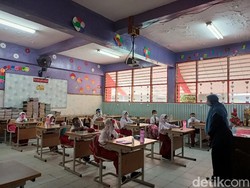 Suasana SDN 15 Cengkareng Barat di Hari Pertama Sekolah Tatap Muka