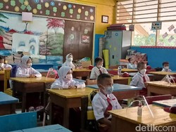 Siswa SD di Jakbar Ingin Belajar Terus di Sekolah: Kalau Daring Susah