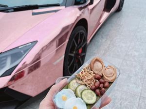 Selebgram Gabut Jualan Nasi Lemak Mahal, Netizen: Diantar Pakai Lamborghini?