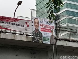 Spanduk Anies Baswedan For Presiden 2024 Mejeng di JPO Palmerah