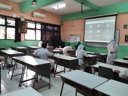 Hari Pertama Sekolah Tatap Muka Terbatas, Orang Tua Antusias Antar Anak